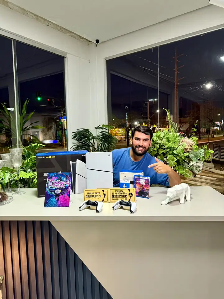 Ramon com os prêmios: PS5 Slim, GTA 6, controles DualSense, gift card e vouchers