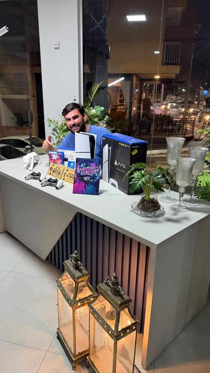 Prêmios da ação expostos no balcão